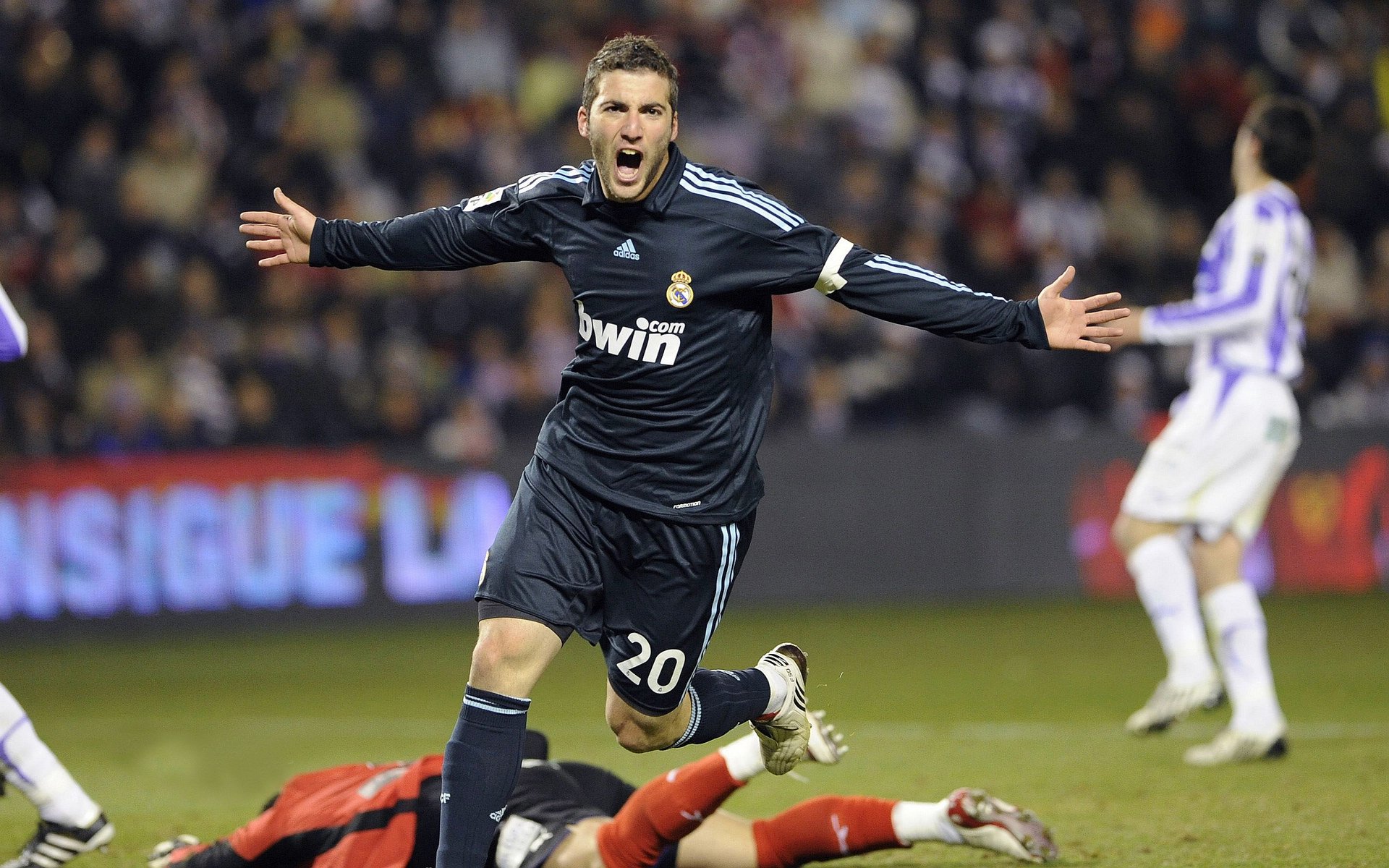 德甲青训体系渐成效，精彩表现引赞赏，德甲新人