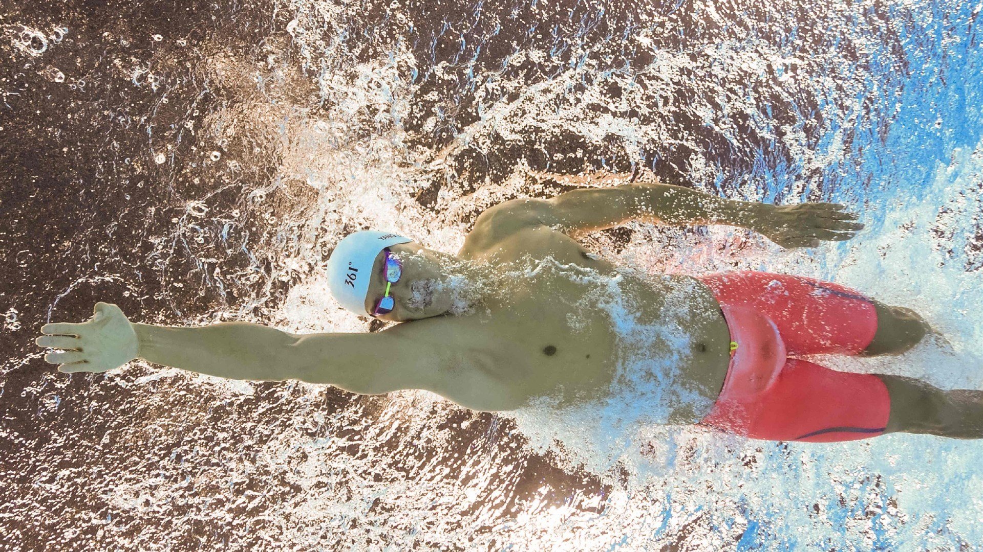 比利时举重选手在女子55公斤级比赛中获得第七名，比利时举重少女